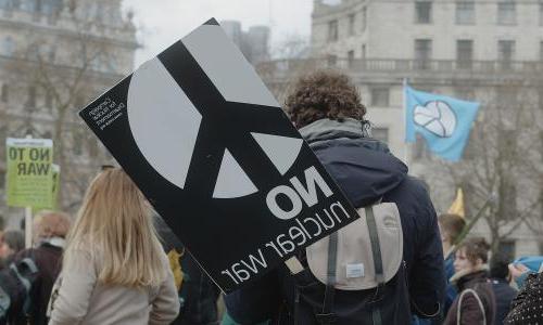  A man at a rally on London's Trafalgar Square with a sign, “没有核战争”, campaigning for nuclear disarmament, in support for the Ukrainian people at war.